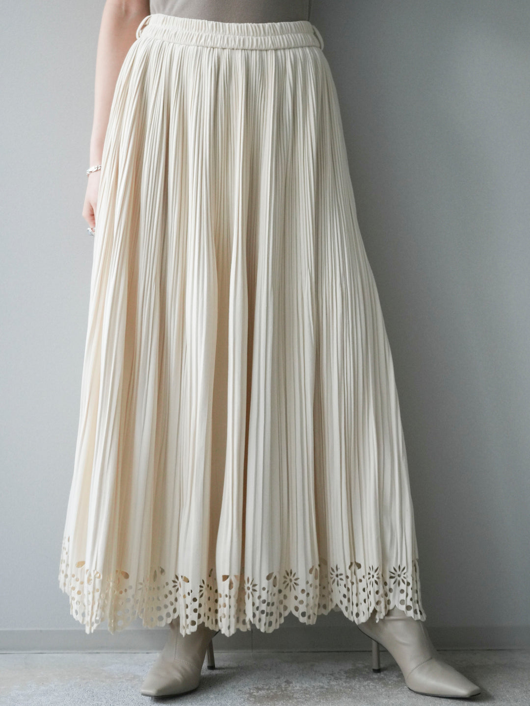 [予約]パンチングデザインスエードプリーツスカート/ivory