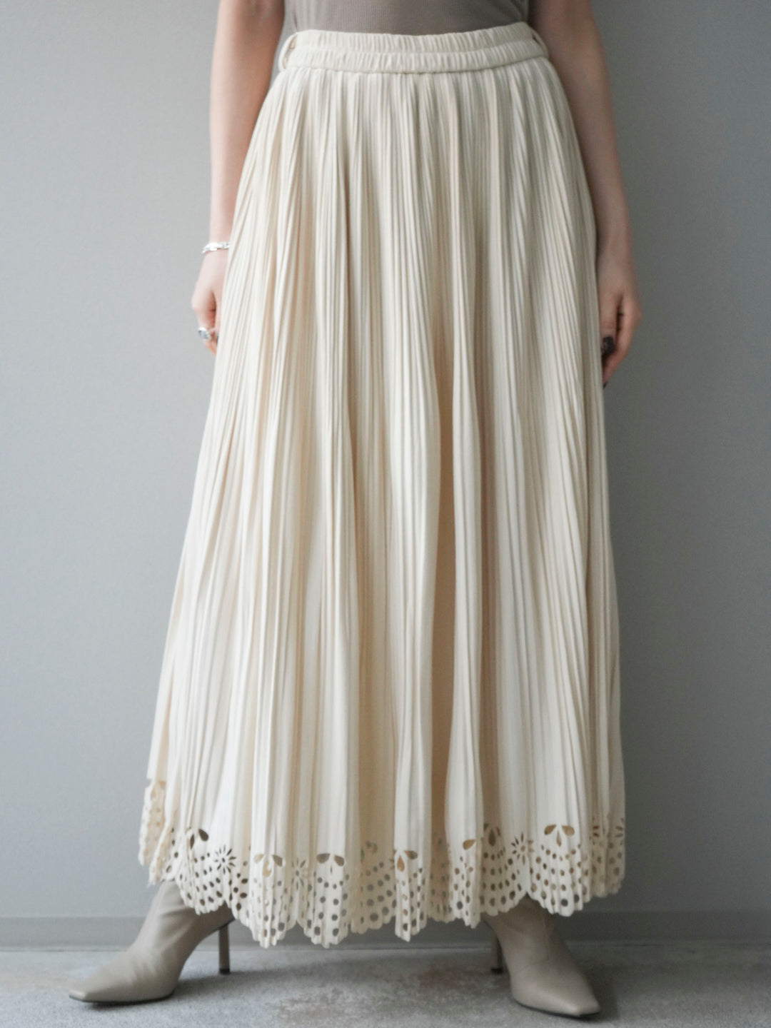 [予約]パンチングデザインスエードプリーツスカート/ivory