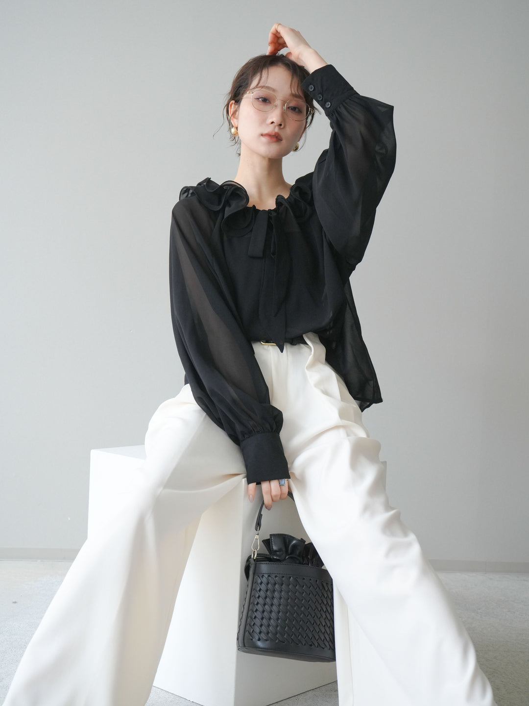 [予約]ラッフルネックシアーブラウス/black
