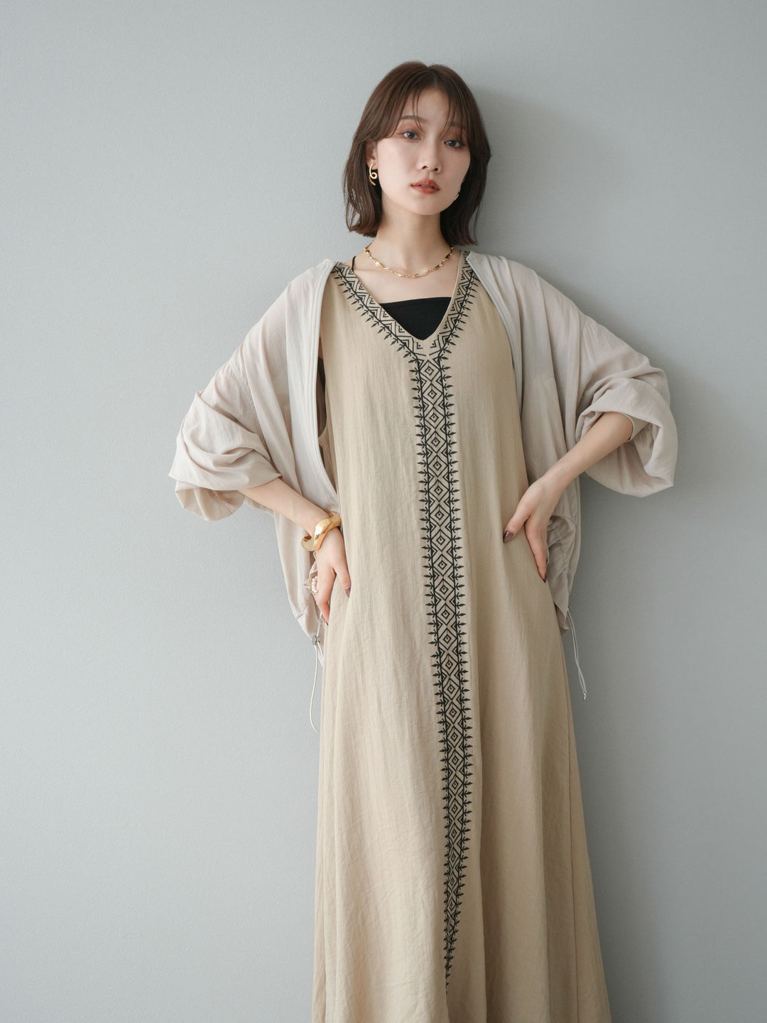 【預購】刺繡V領洋裝/米色