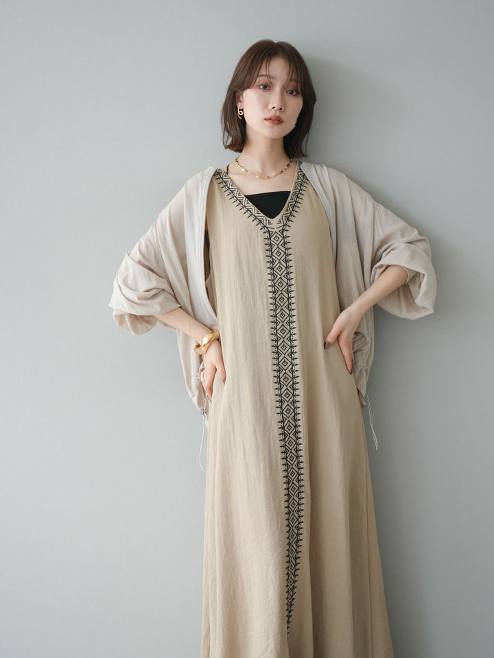 【預購】刺繡V領洋裝/米色