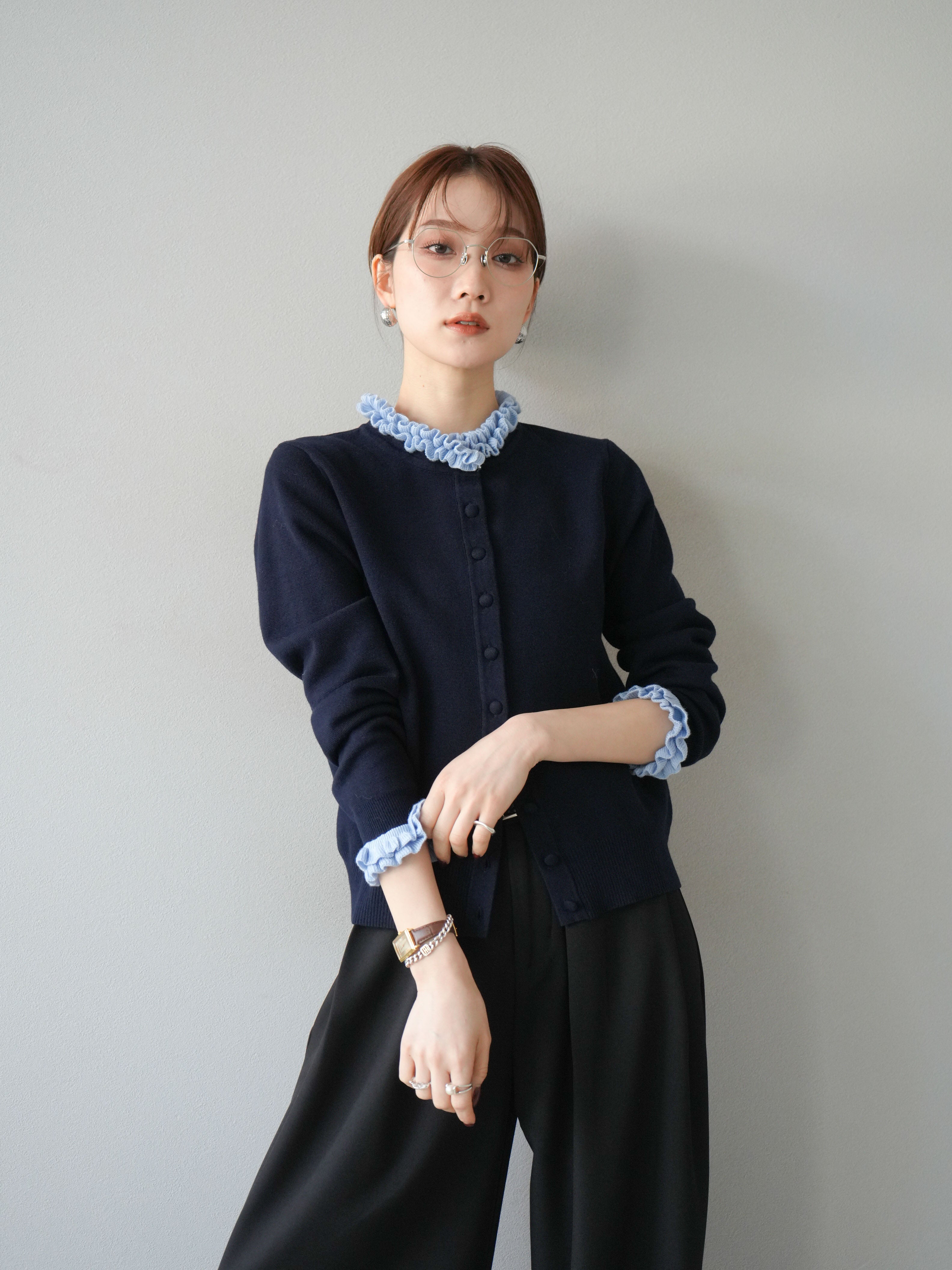 予約]フリルデザインコンパクトニットカーディガン/ネイビー – Lumier