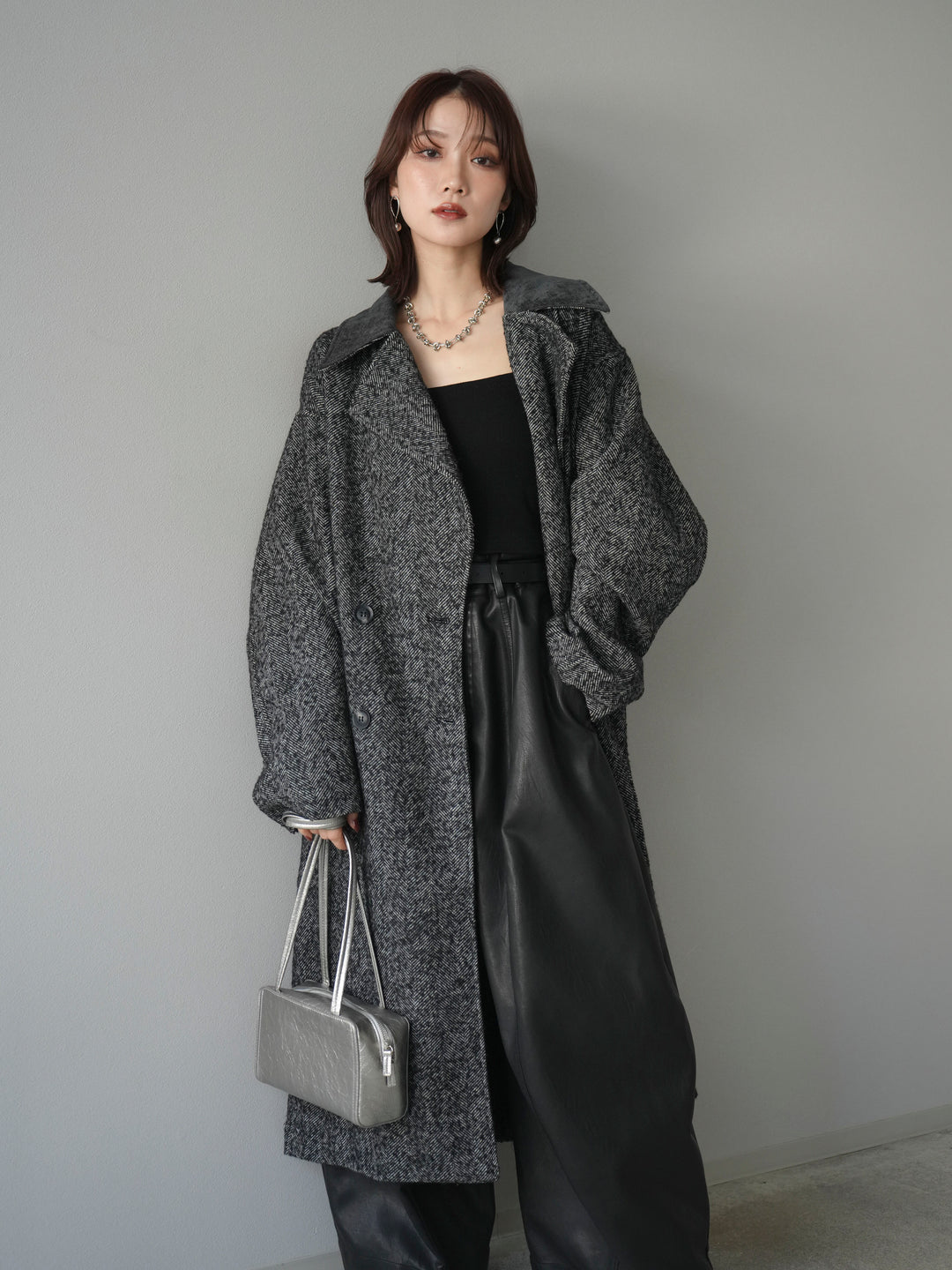 [予約]ネップヘリンボーンレザー襟チェスターコート/charcoal