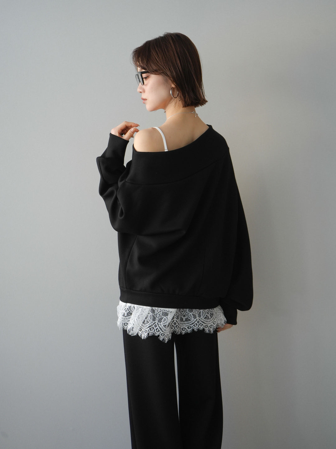 [予約]アシンメトリーオフショルポンチプルオーバー/black