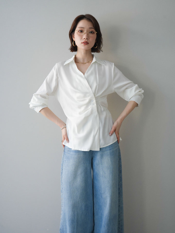 [予約]サイドギャザーアシンメトリーデザインサテンブラウス/white