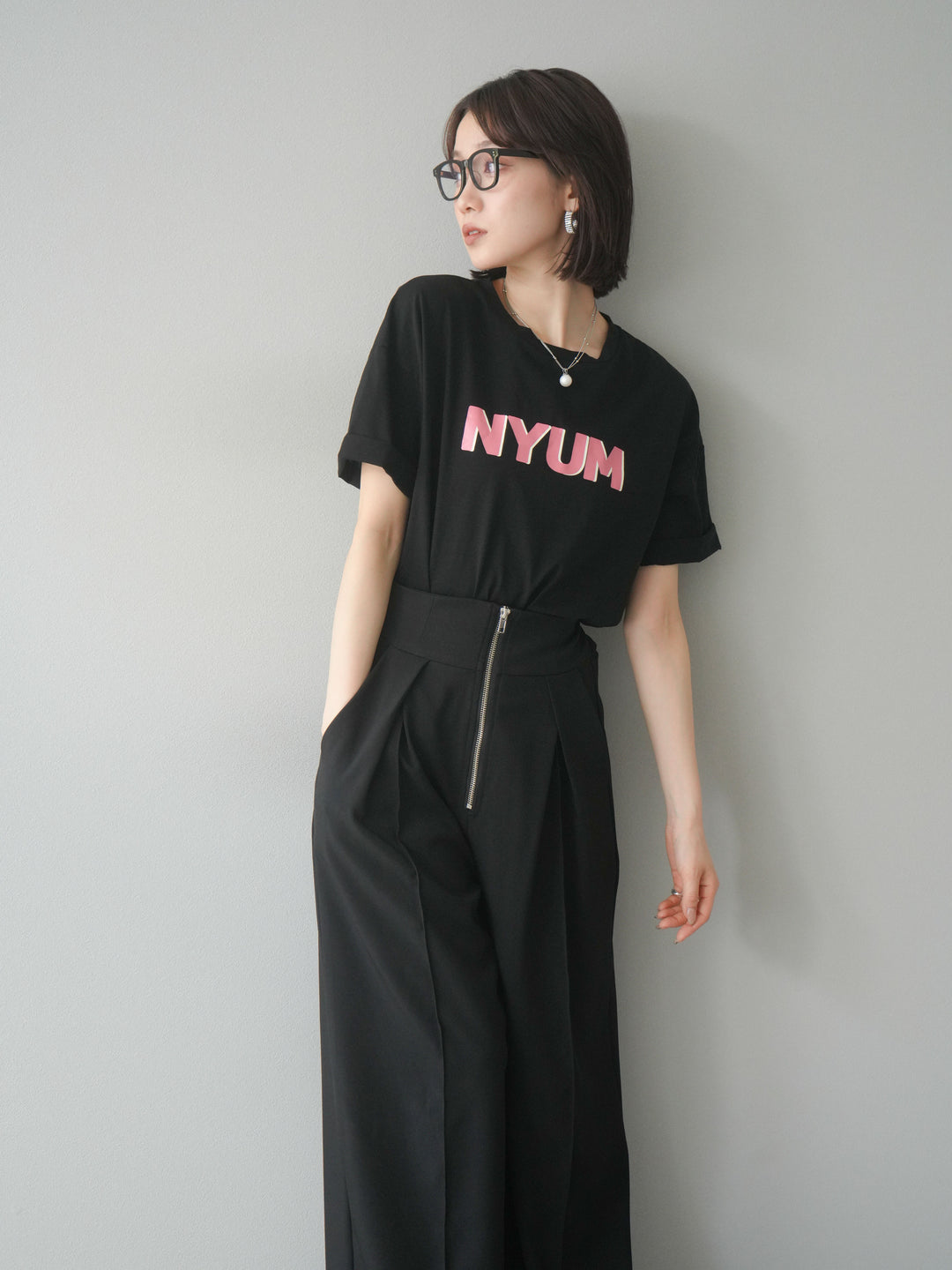 [預訂]“NYUM”標誌印花乾爽觸感棉質T卹/黑色