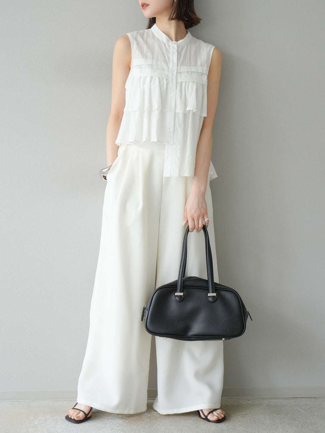 [予約]ドビーストライプアシンメトリーフリルノースリブラウス/ホワイト