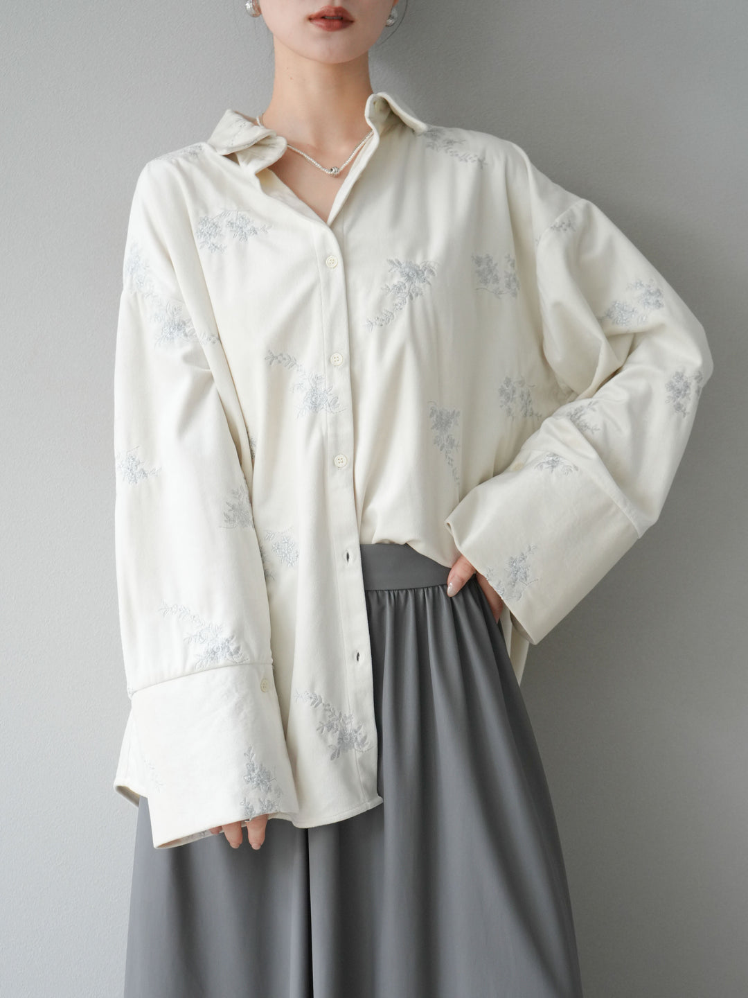 [予約]ベロアフラワーエンブロイダリーシャツ/エクリュ