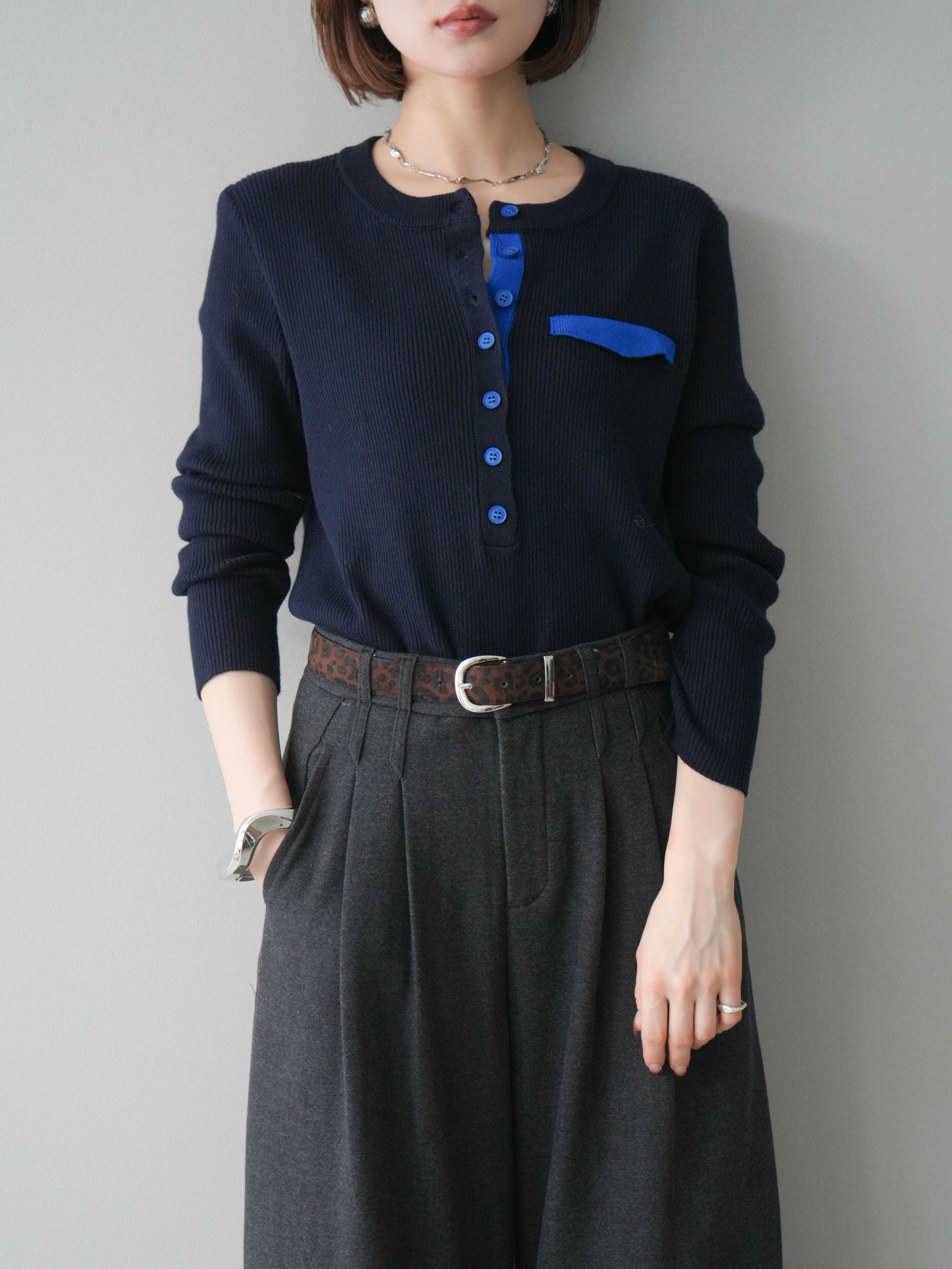 予約]バイカラーデザインポケット配色ヘンリーネックニットソー/navy