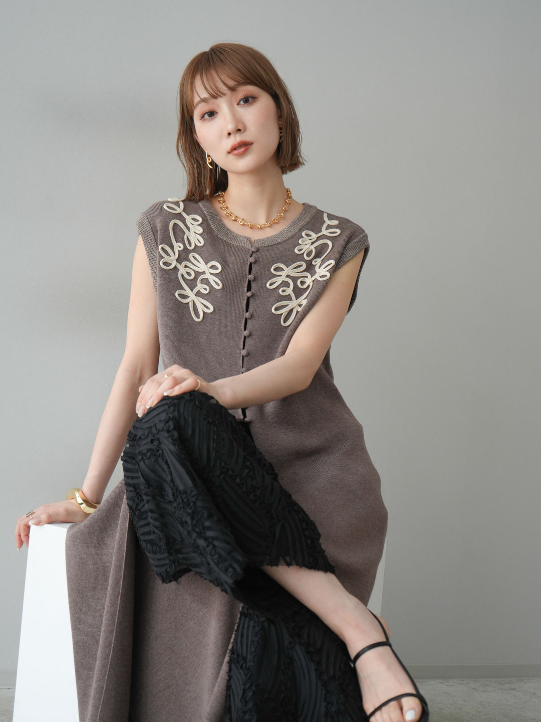 【預購】前開衩繩繡花針織洋裝/摩卡色