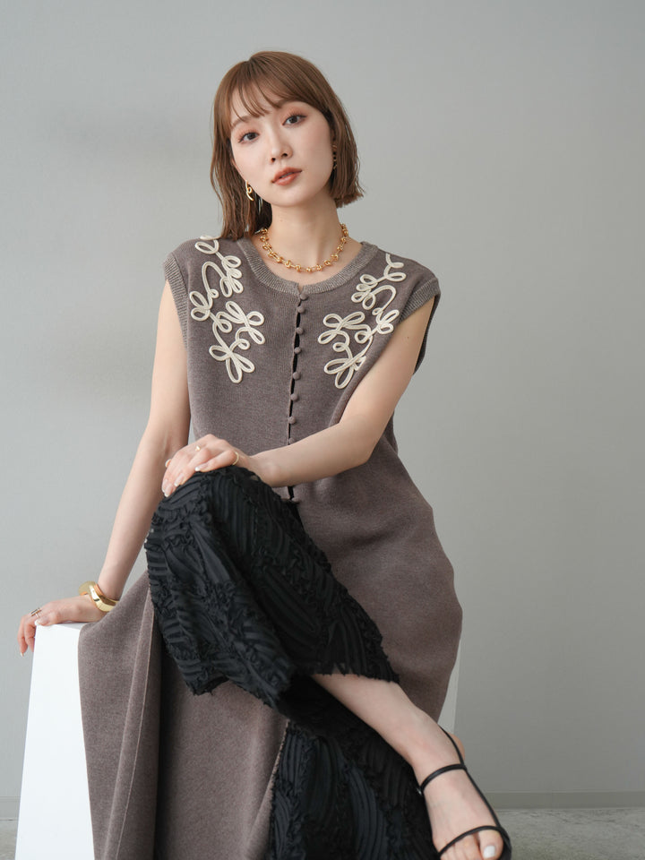 【預購】前開衩繩繡花針織洋裝/摩卡色