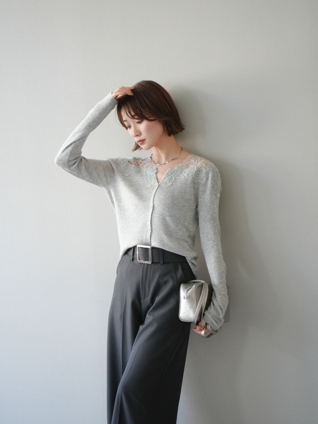 【套裝】肩部蕾絲針織開襟衫+銀色搭扣垂褶闊腿褲（兩件套）