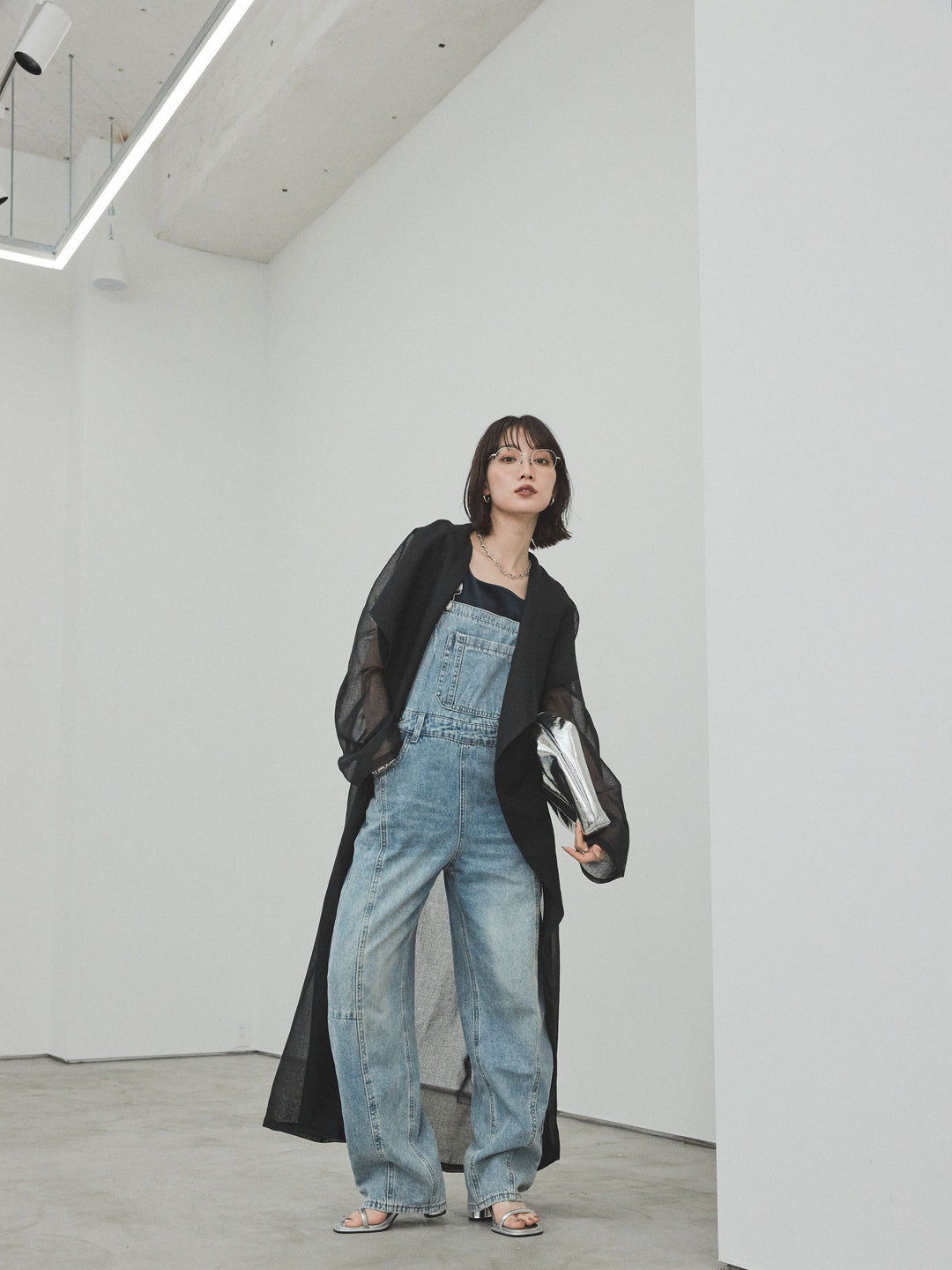 [SET] 中縫牛仔背帶褲 + 透視長版外套（2 件組）