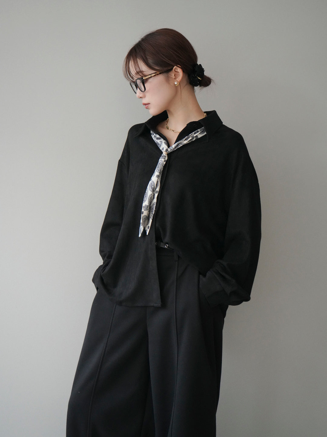 [予約]スカーフ付きスエードシャツ/black