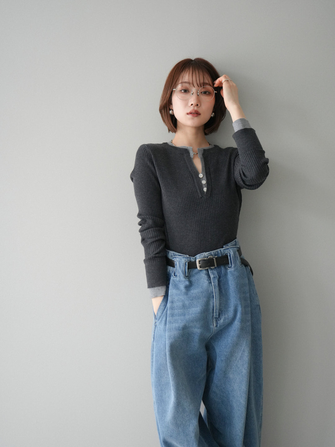 [SET]バイカラーキーネックリブニットトップス+ハイウエストベルトループデザインデニムパンツ(2set)