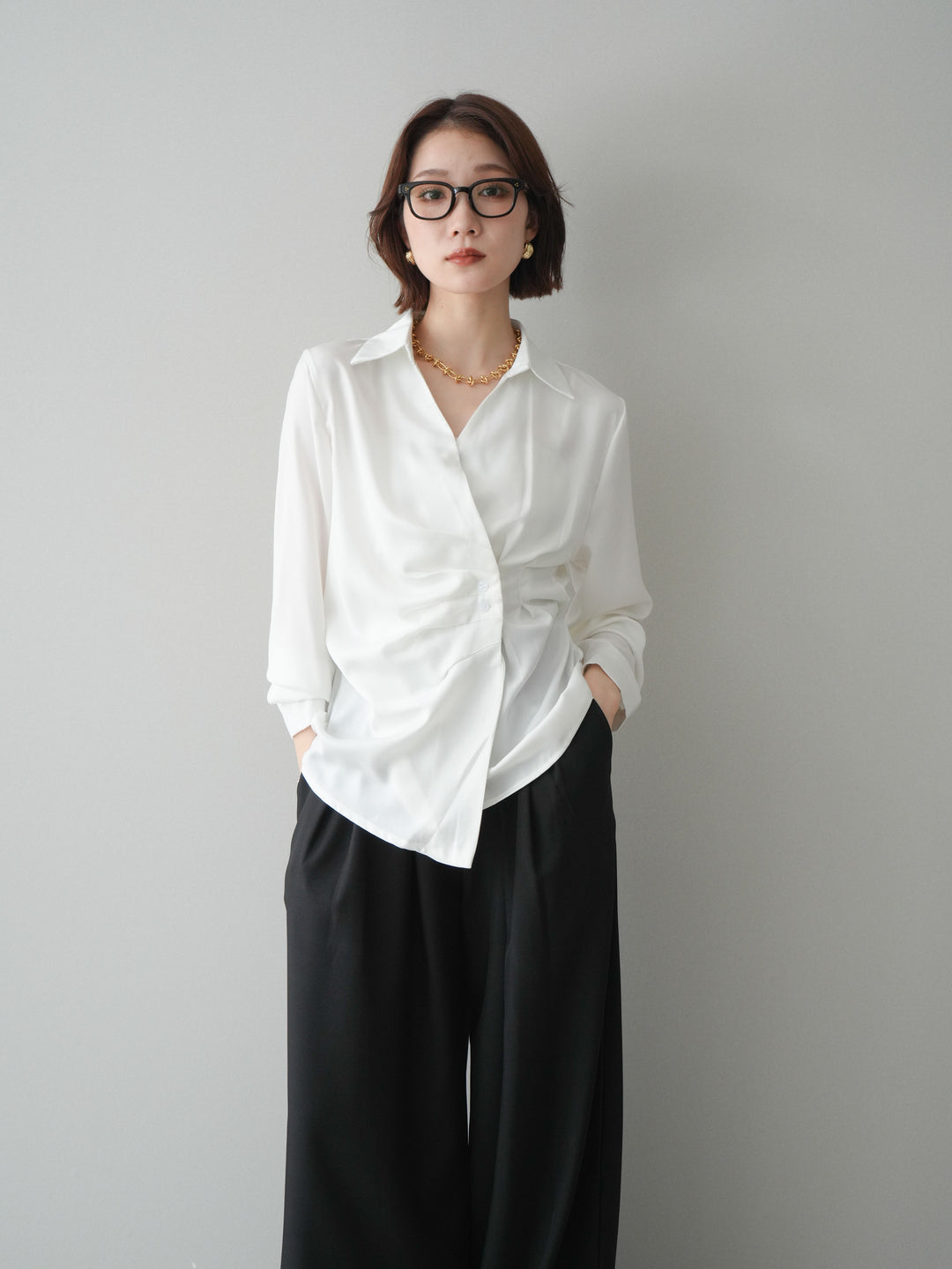 [予約]サイドギャザーアシンメトリーデザインサテンブラウス/white