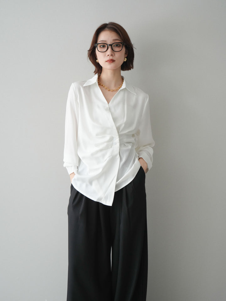 [予約]サイドギャザーアシンメトリーデザインサテンブラウス/white