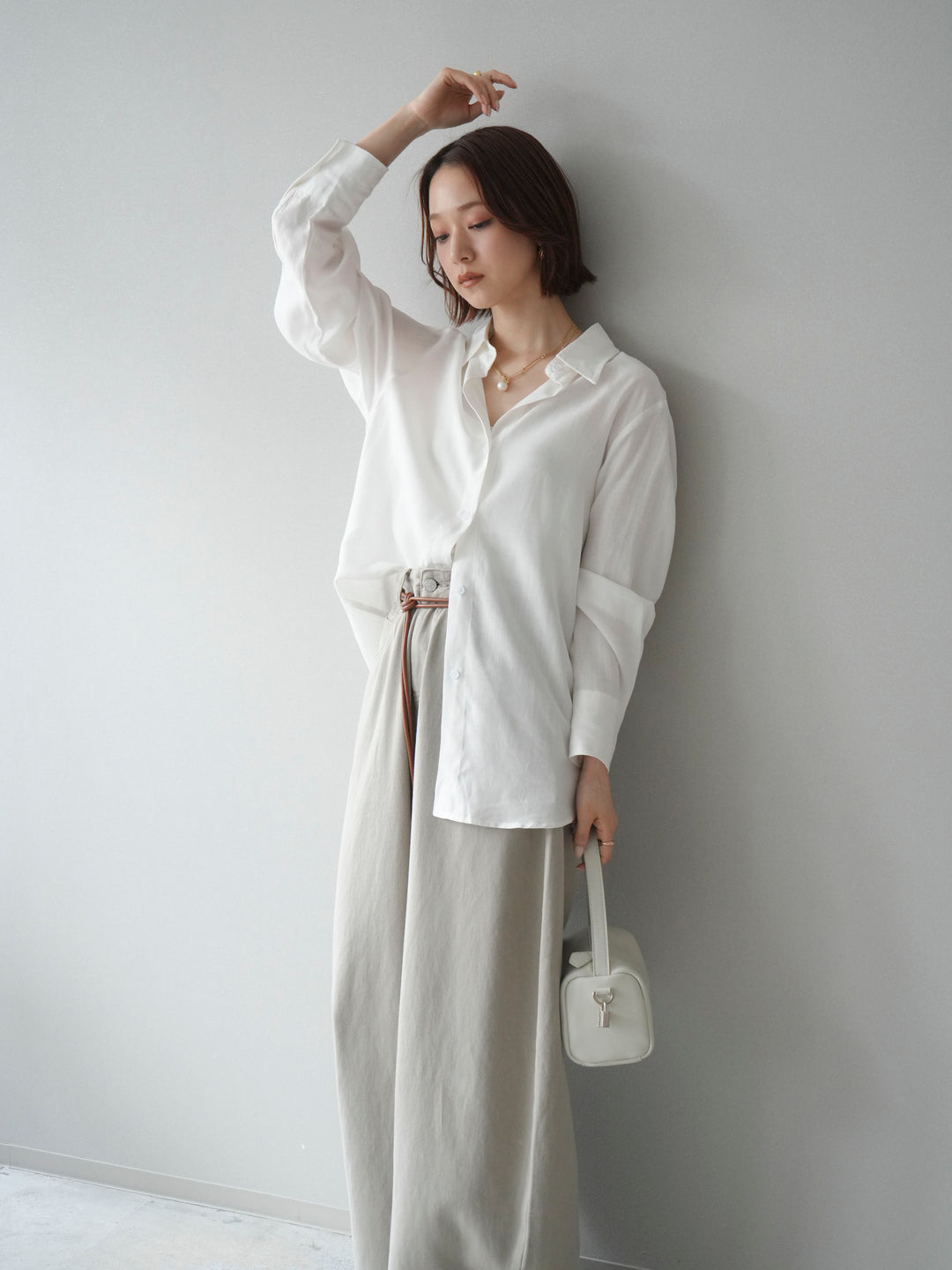 [予約]バックVレースデザインシャツ/offwhite