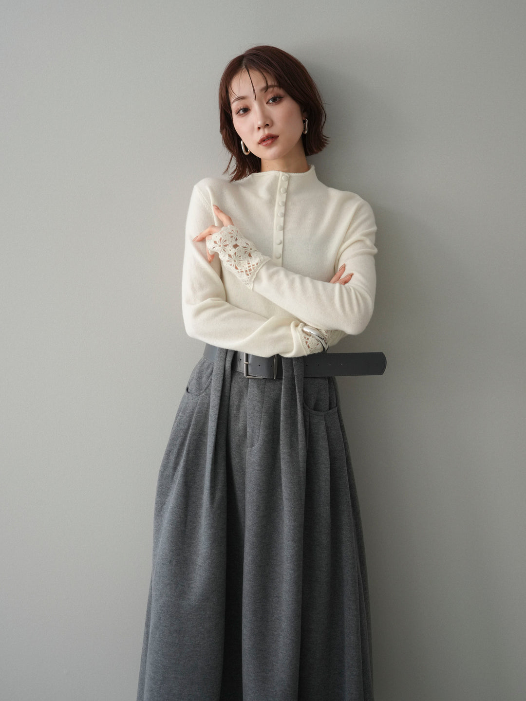 [予約]袖スカラップレースフロントボタンウールニットトップス/white