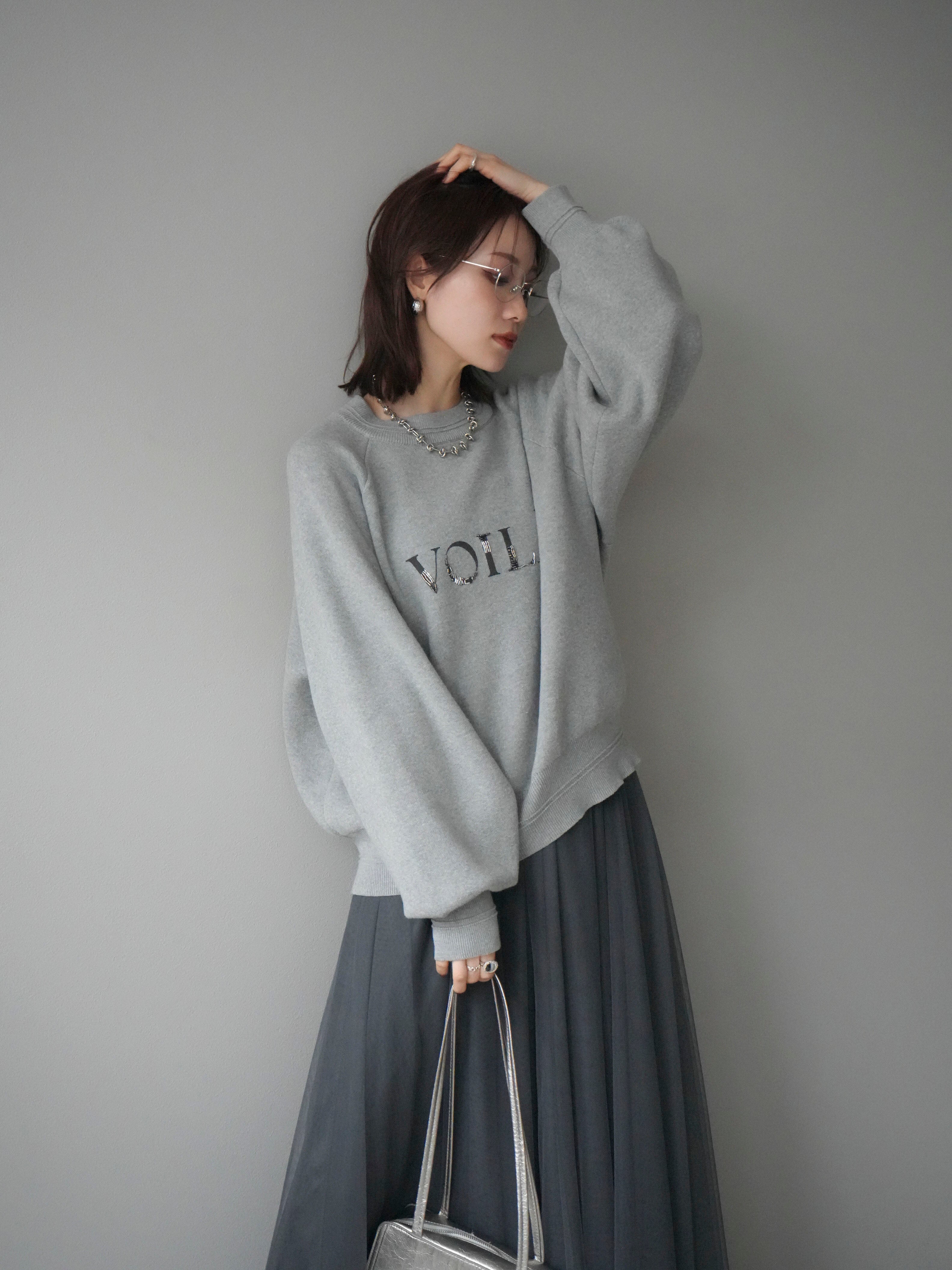 予約]スウェットライクビーズロゴ刺繍ニットプルオーバー/mokugray