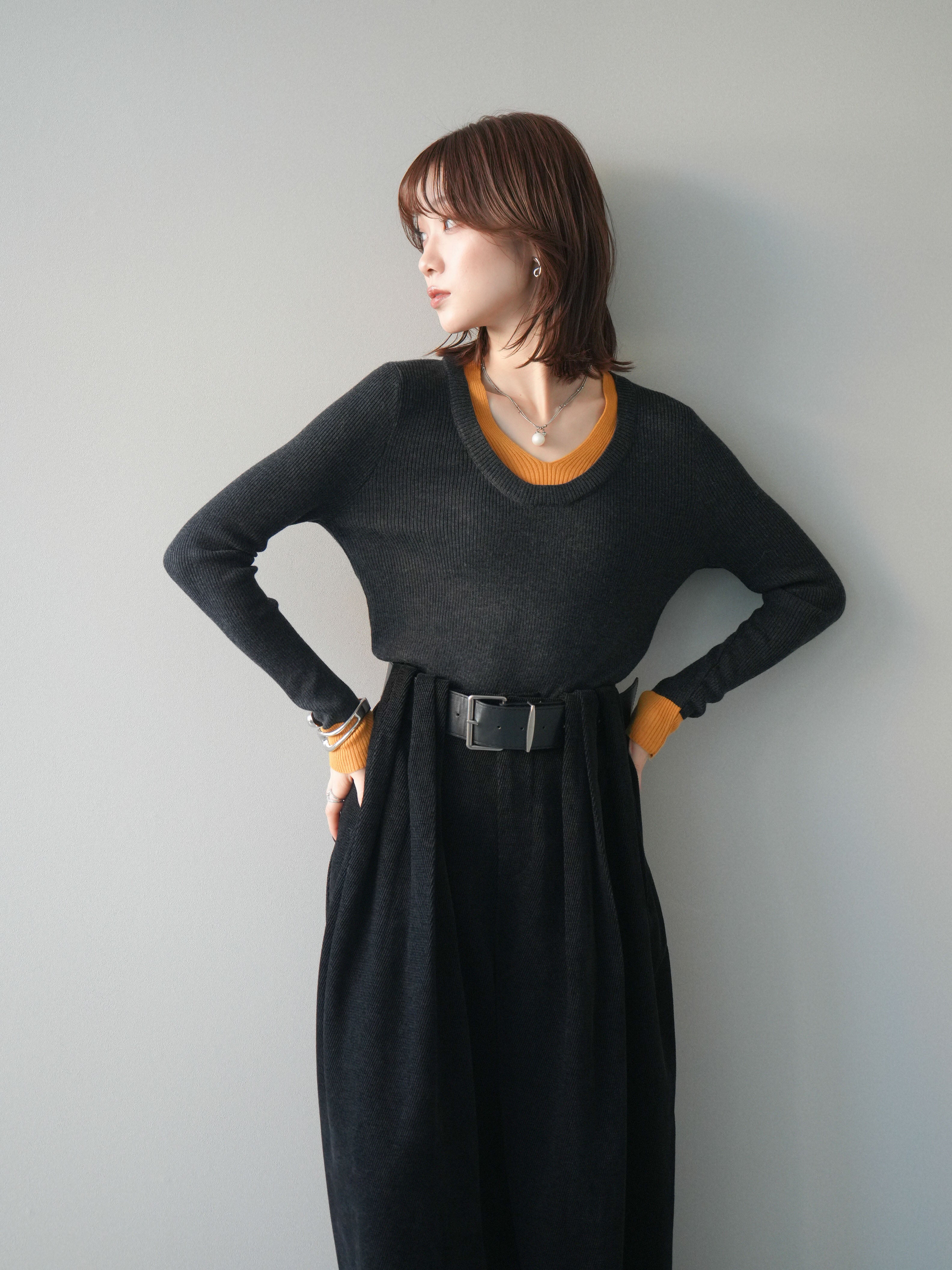 ユキ★ESSENTIAL レイヤードデザインリブトップス ブラック 予約]Uネック配色レイヤードリブニットトップス/charcoal – Lumier
