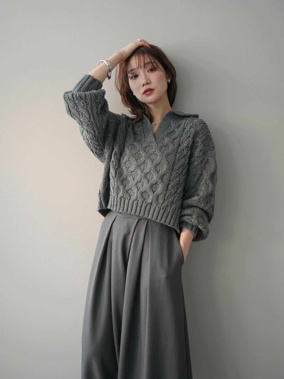 [予約]バルキーケーブルクロップド開襟プルオーバー/charcoal