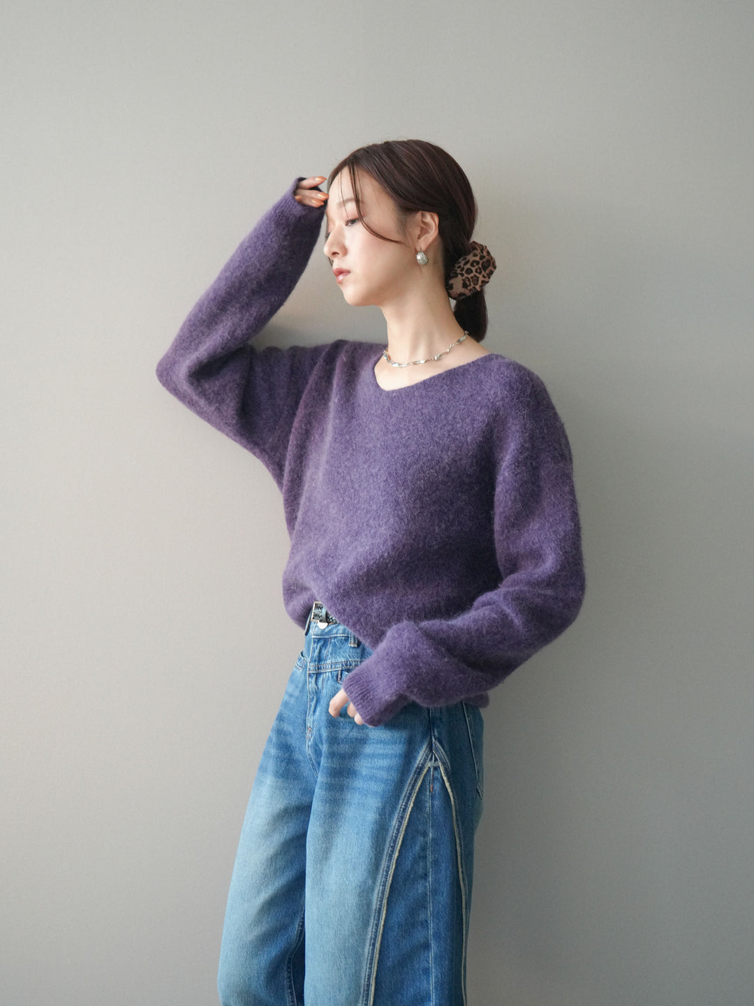 [SET]シュシュ付きアンゴラタッチVネックニットプルオーバー+サイドフリンジワイドデニムパンツ(2set)