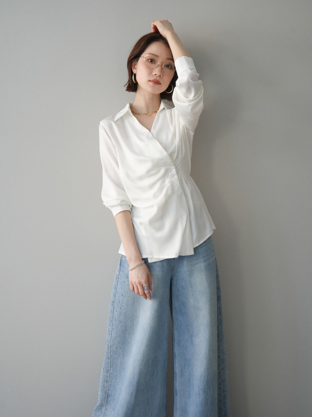 [予約]サイドギャザーアシンメトリーデザインサテンブラウス/white