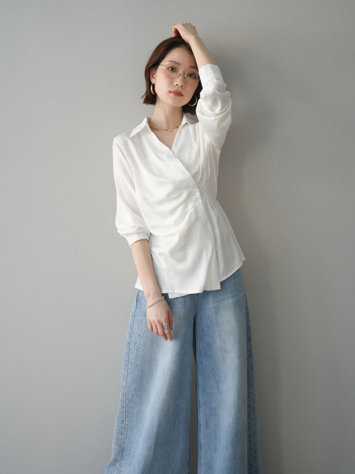 [予約]サイドギャザーアシンメトリーデザインサテンブラウス/white