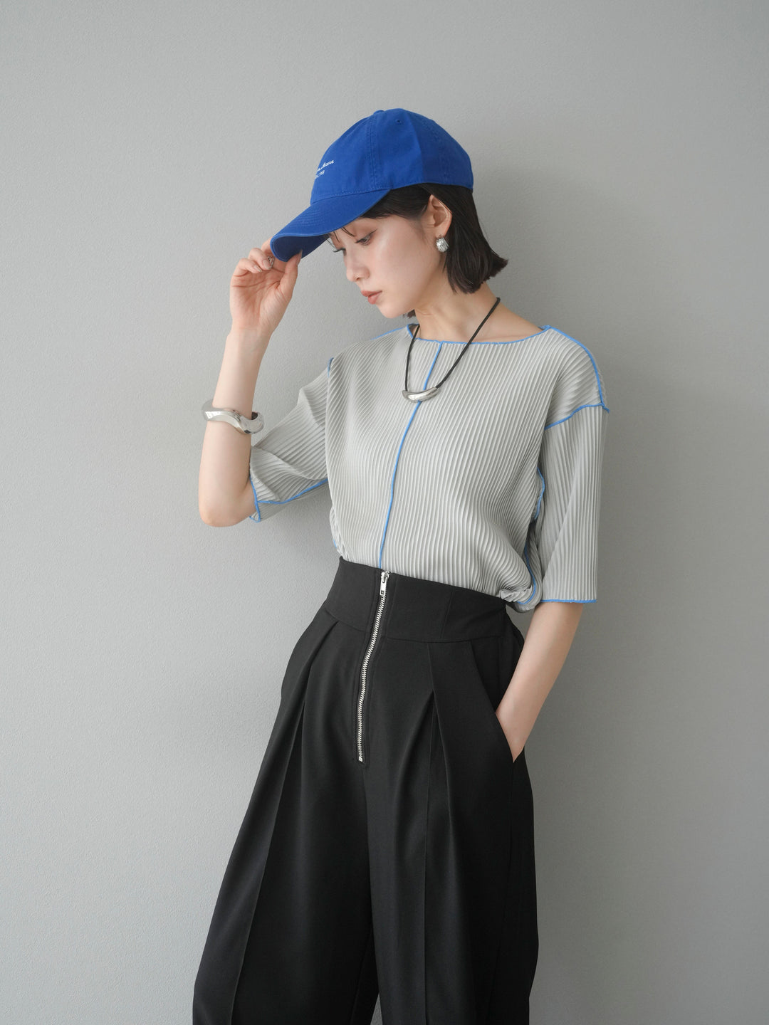 【預購】配色柔和百褶半袖上衣/灰色