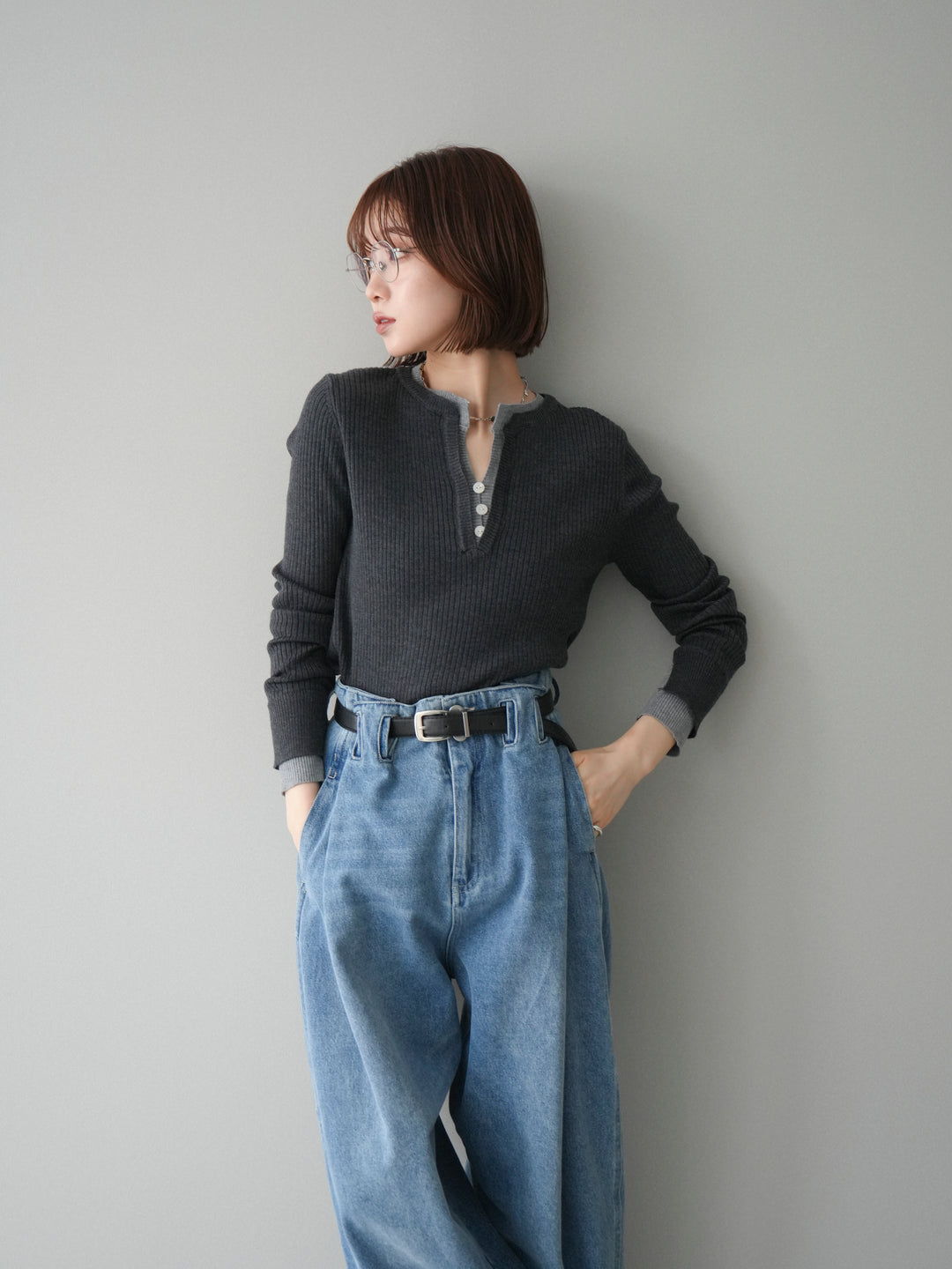 [SET]バイカラーキーネックリブニットトップス+ハイウエストベルトループデザインデニムパンツ(2set)