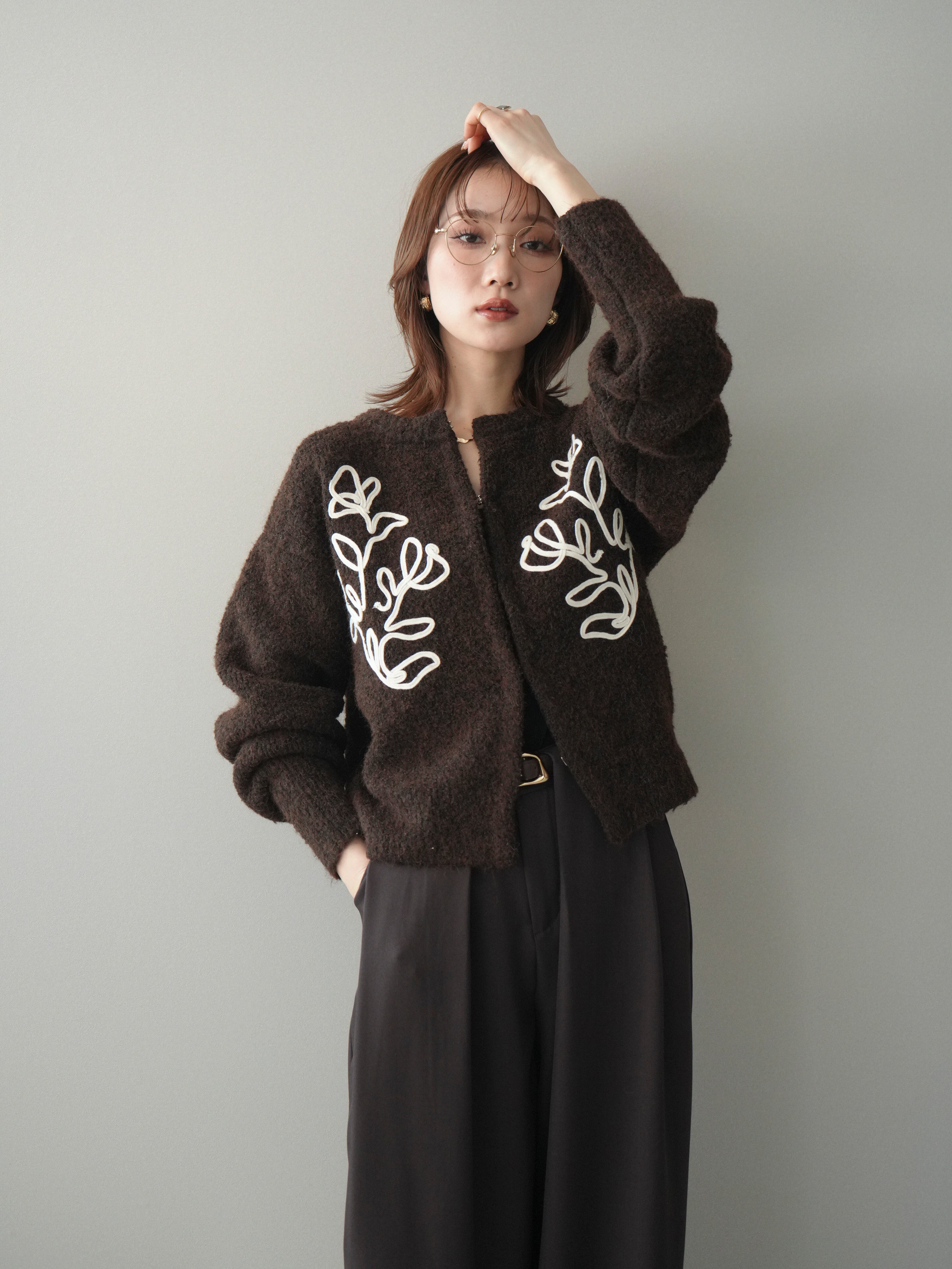 予約]テープ刺繍ホック開きブークレニットカーディガン/darkbrown – Lumier