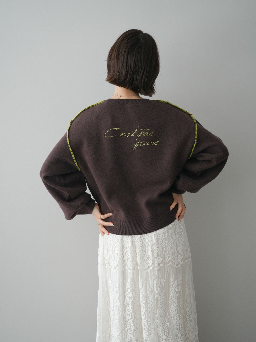 [予約]バックロゴ刺繍配色ステッチニットプルオーバー/brown