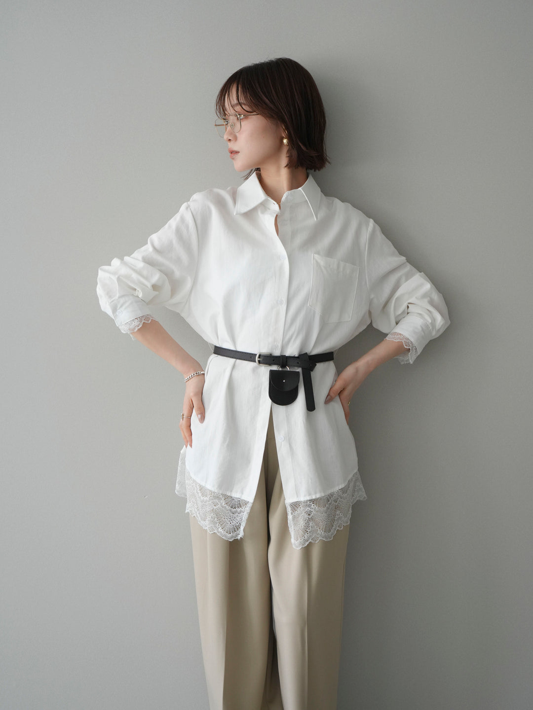 [予約]ミニポーチベルト付レースレイヤードシャツ/white