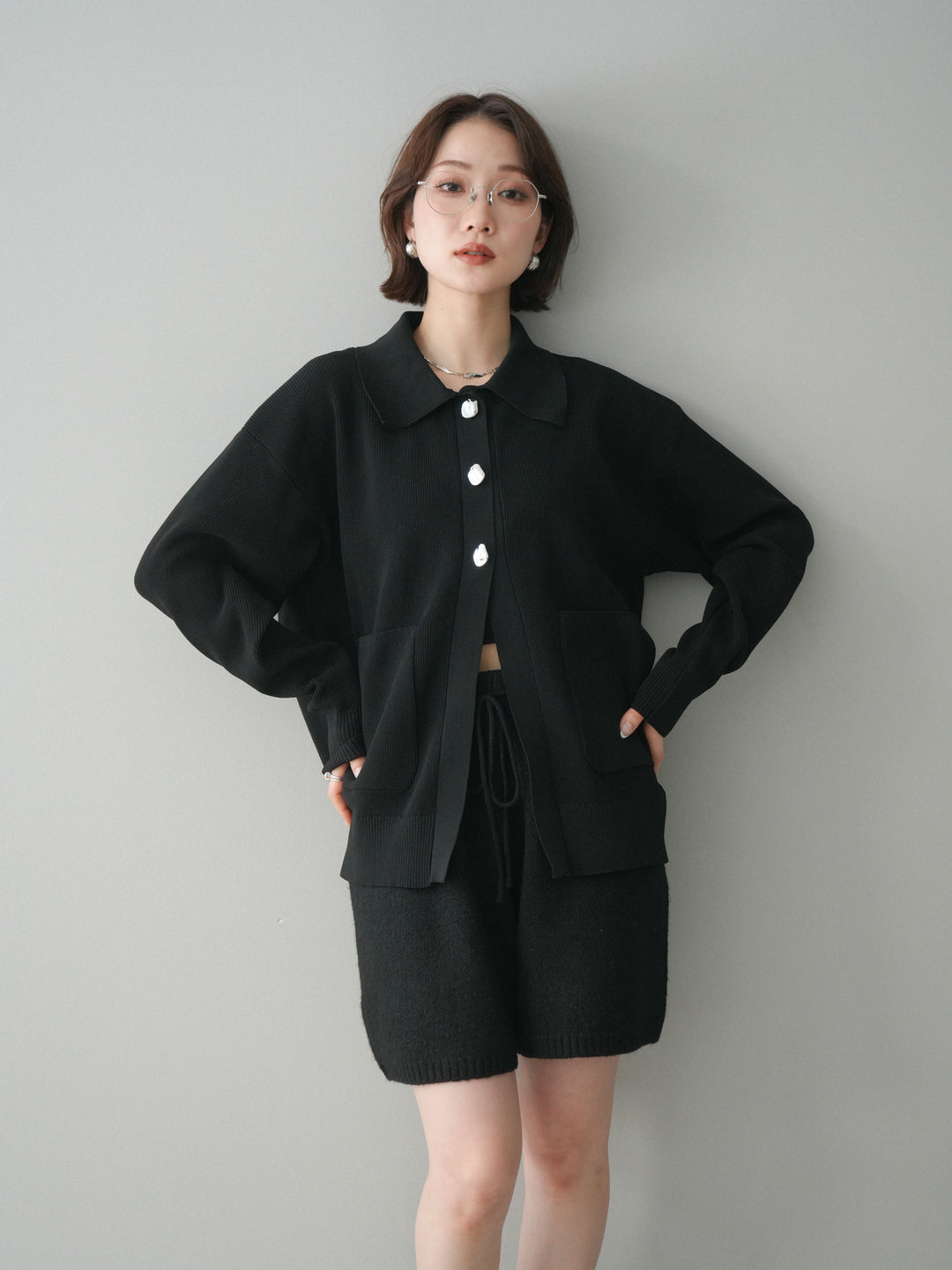 [予約]メタルボタン襟付きポリエステルニットカーディガン/black