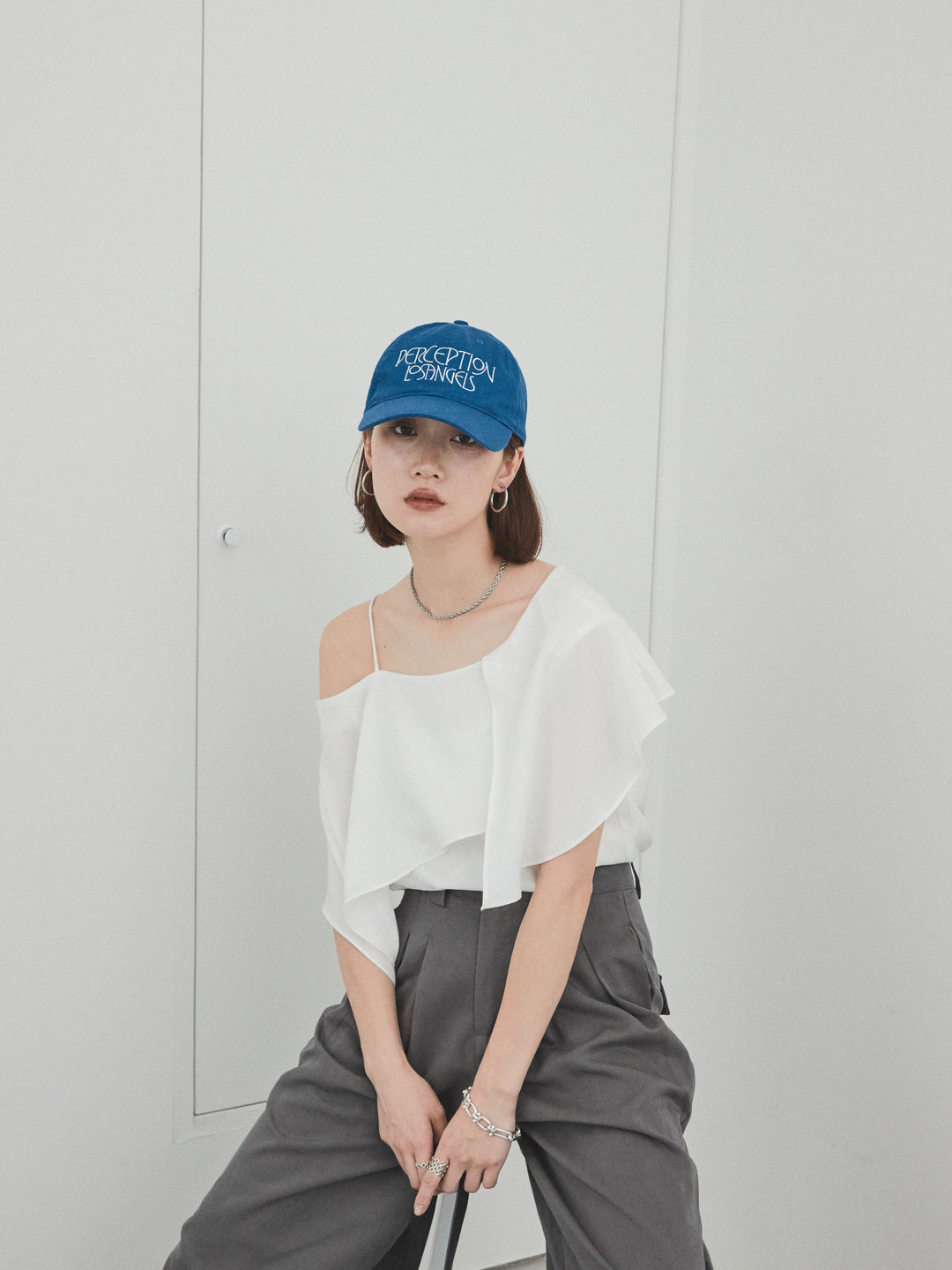 [予約]ワンショルラッフルブラウス/オフ