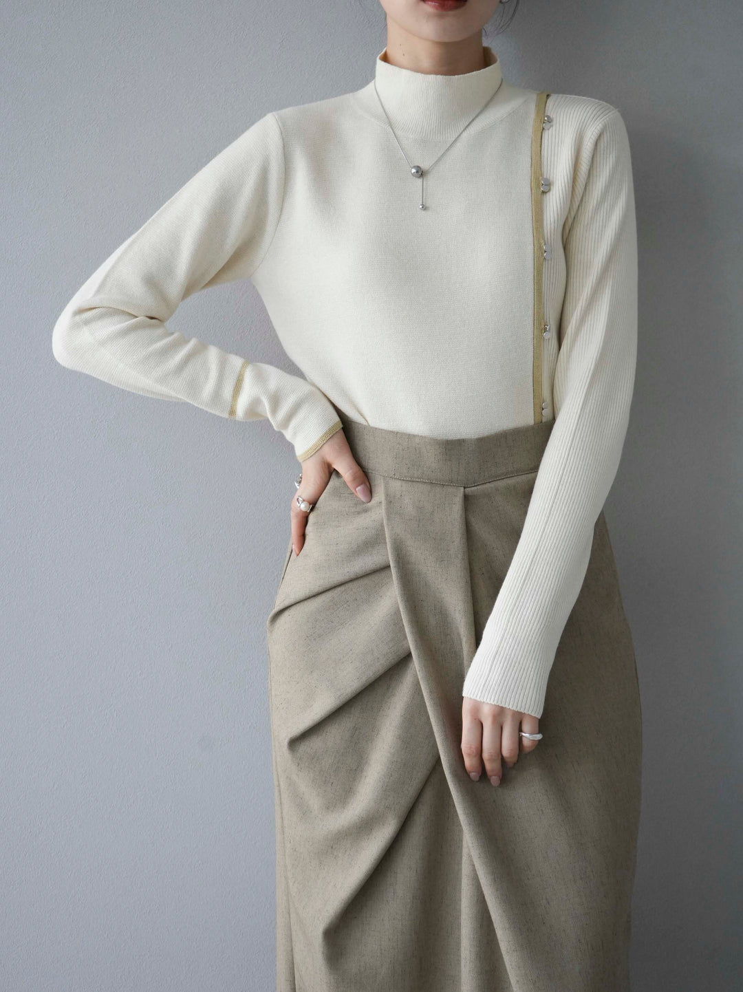 [預訂] 瓶頸配色設計紐扣針織上衣/象牙色