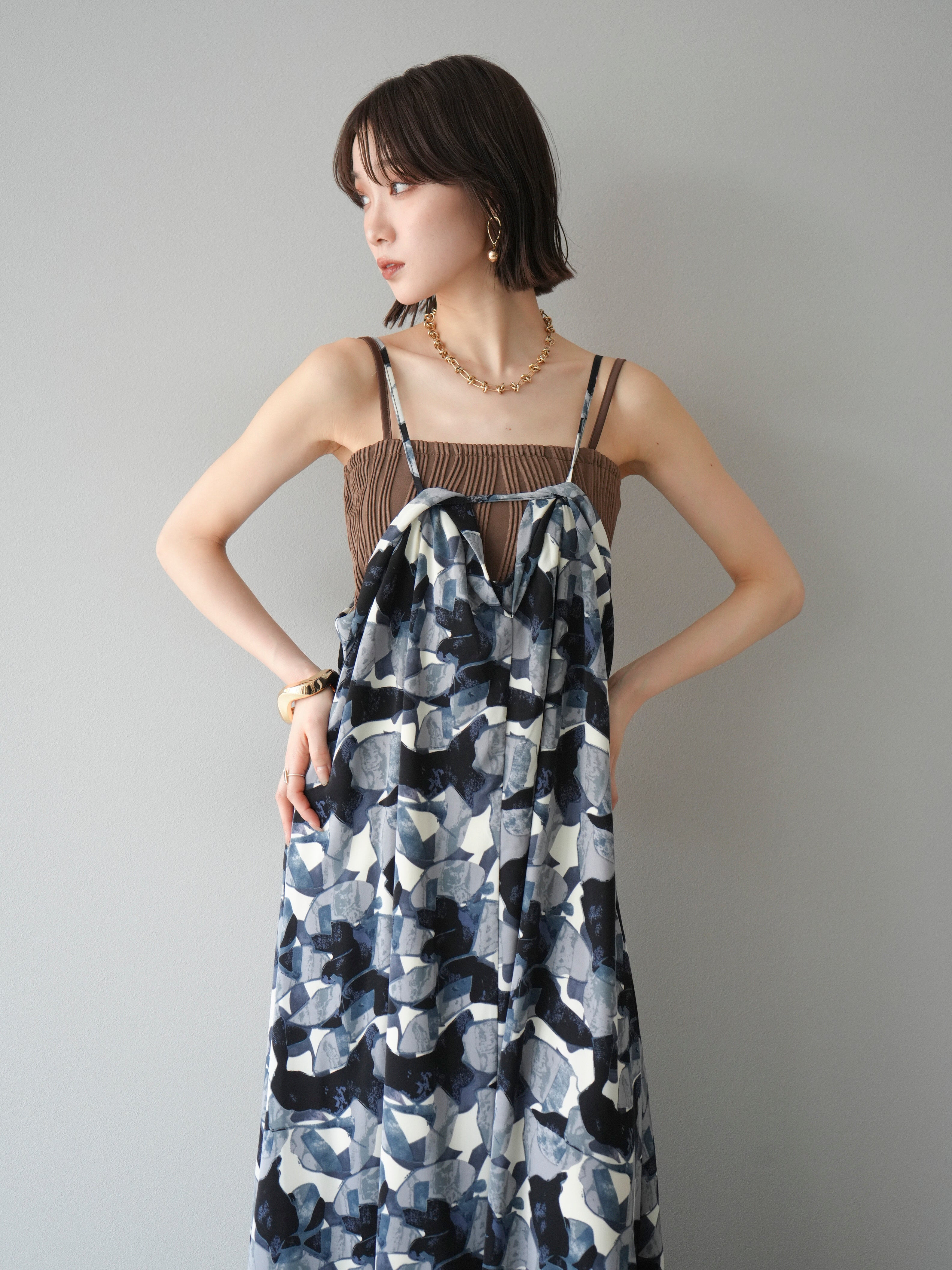 予約]タックデザインネック幾何学柄キャミワンピース/グレー – Lumier