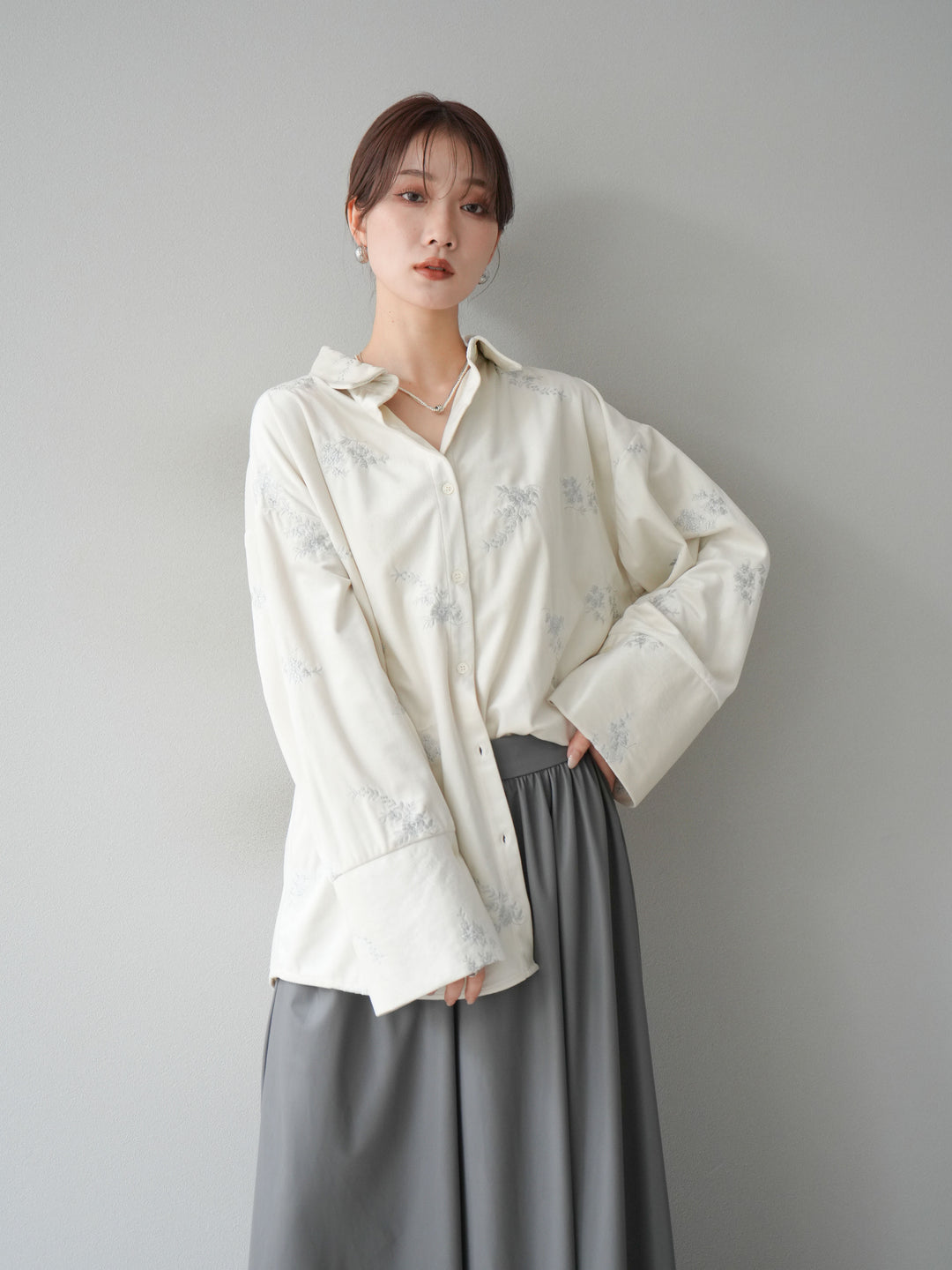 [予約]ベロアフラワーエンブロイダリーシャツ/エクリュ