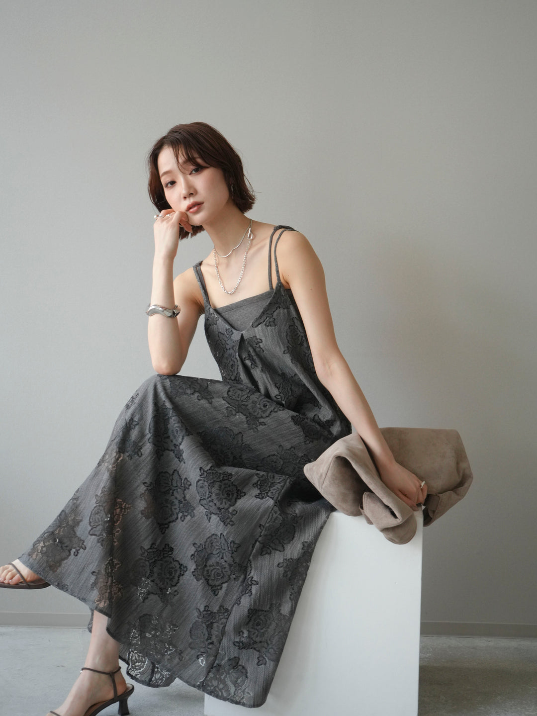 【預購】花朵蕾絲吊帶洋裝 / 灰色