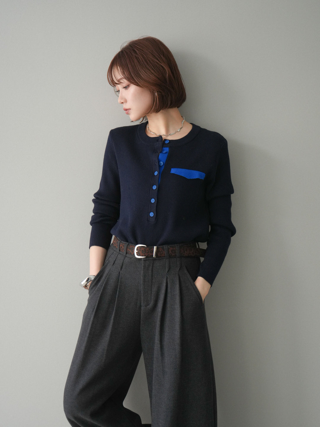 [SET]バイカラーデザインポケット配色ヘンリーネックニットソー+アニマル柄ベルト付きウールタッチワイドパンツ(2set)