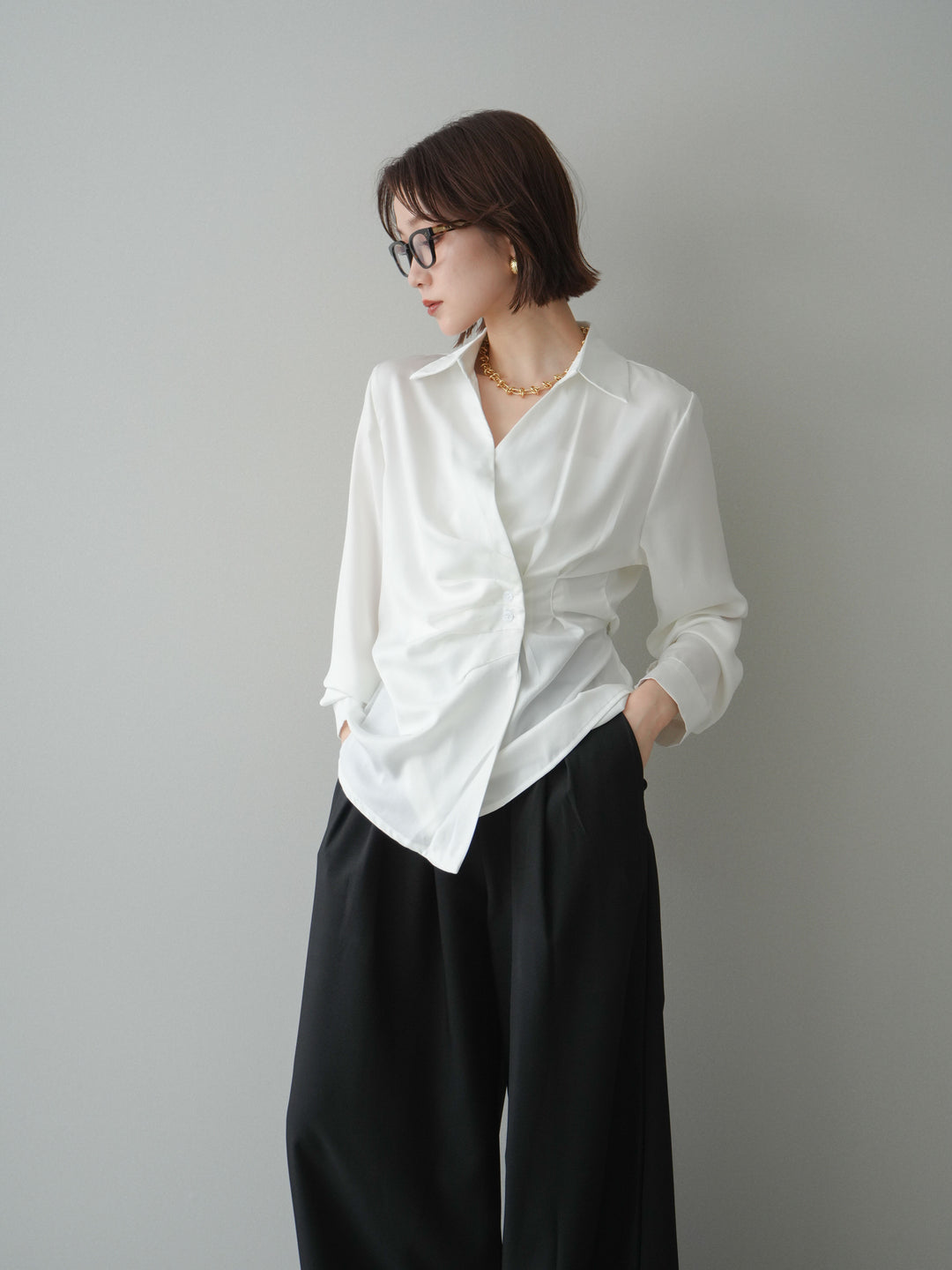 [予約]サイドギャザーアシンメトリーデザインサテンブラウス/white