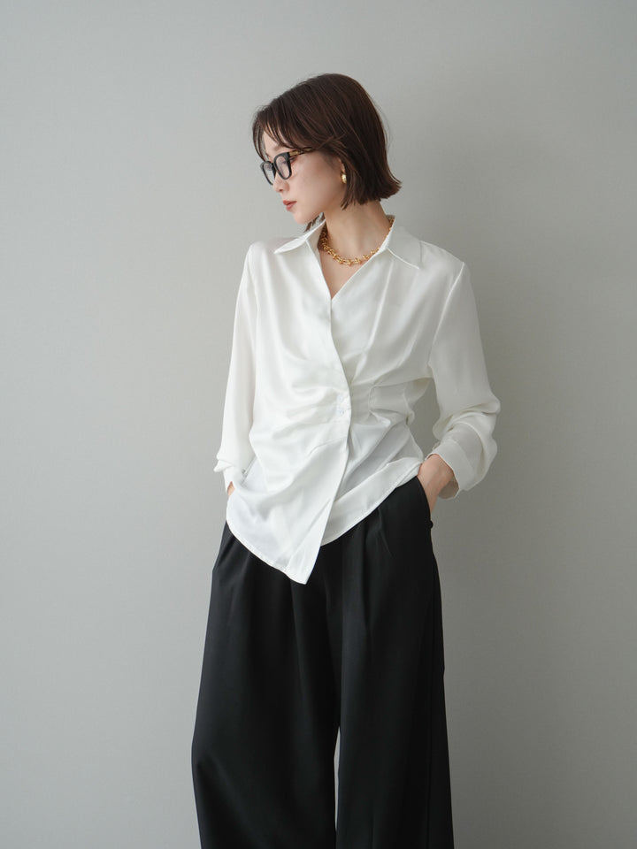 [予約]サイドギャザーアシンメトリーデザインサテンブラウス/white