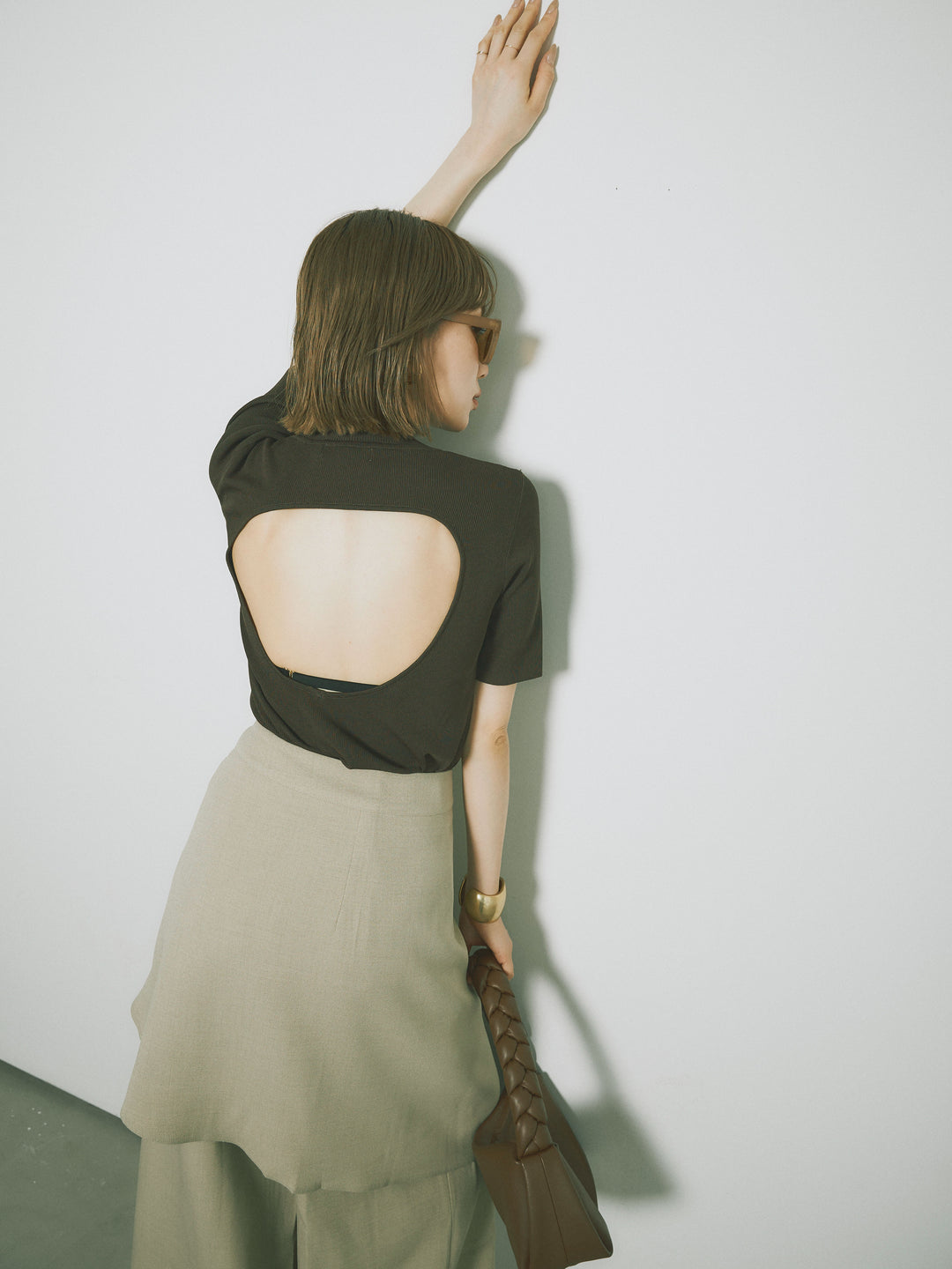 [預訂] 後開人造絲針織上衣/棕色