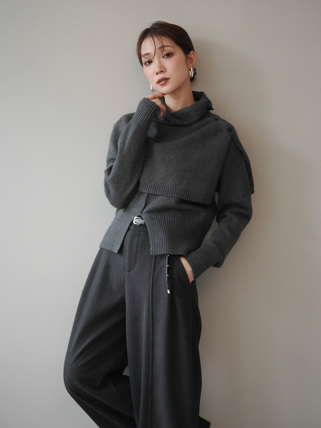 [予約]フロントスリットネックアンサンブルニット/charcoal