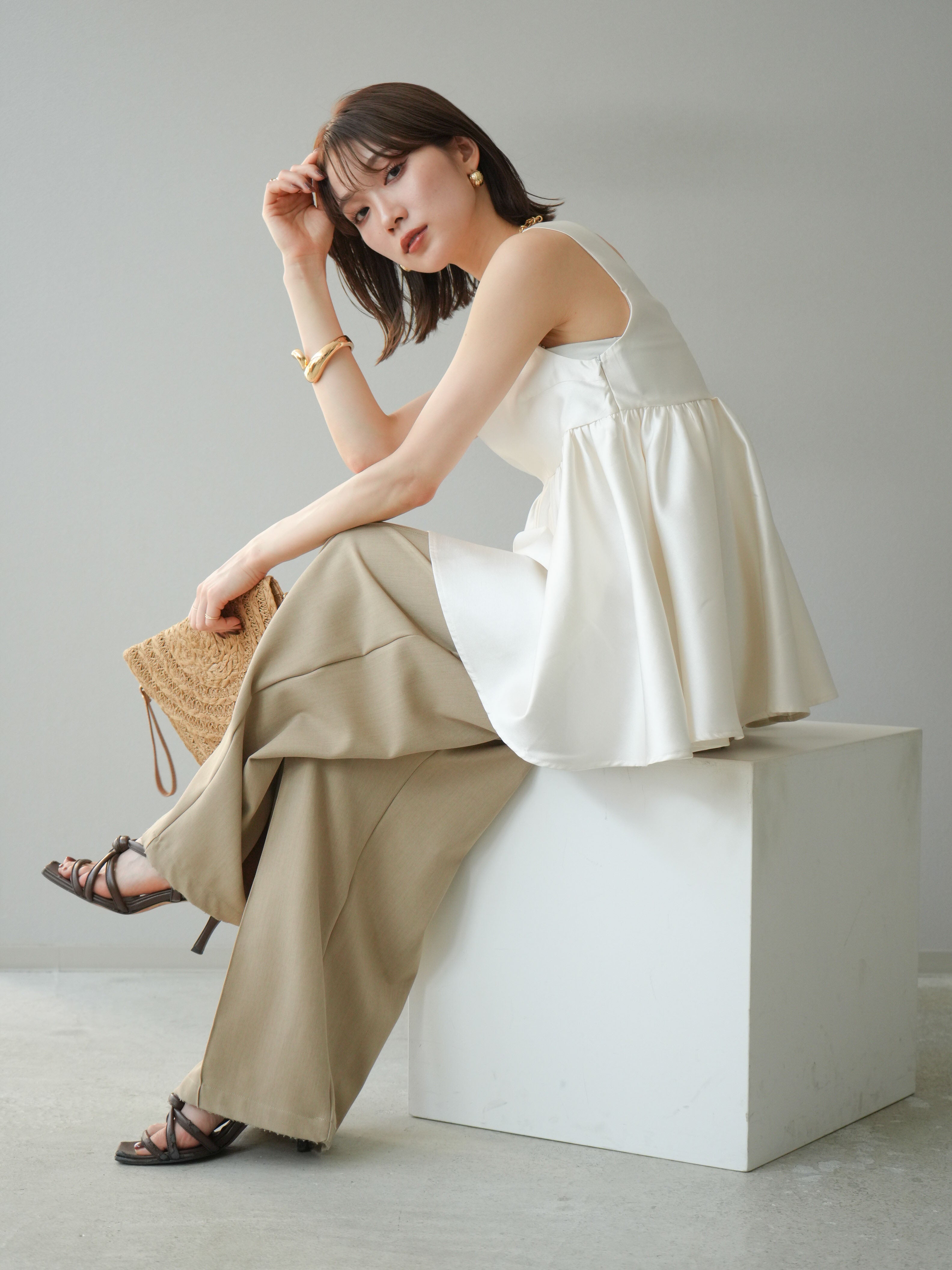 予約]サテンフレアノースリーブトップス/アイボリー – Lumier