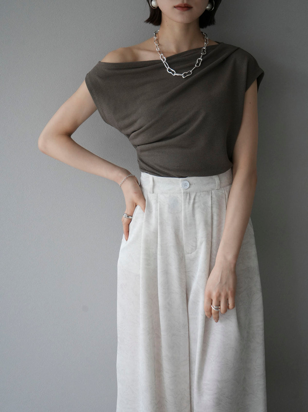 [Pre-order] Asymmetrical tuck sleeveless knit/brown