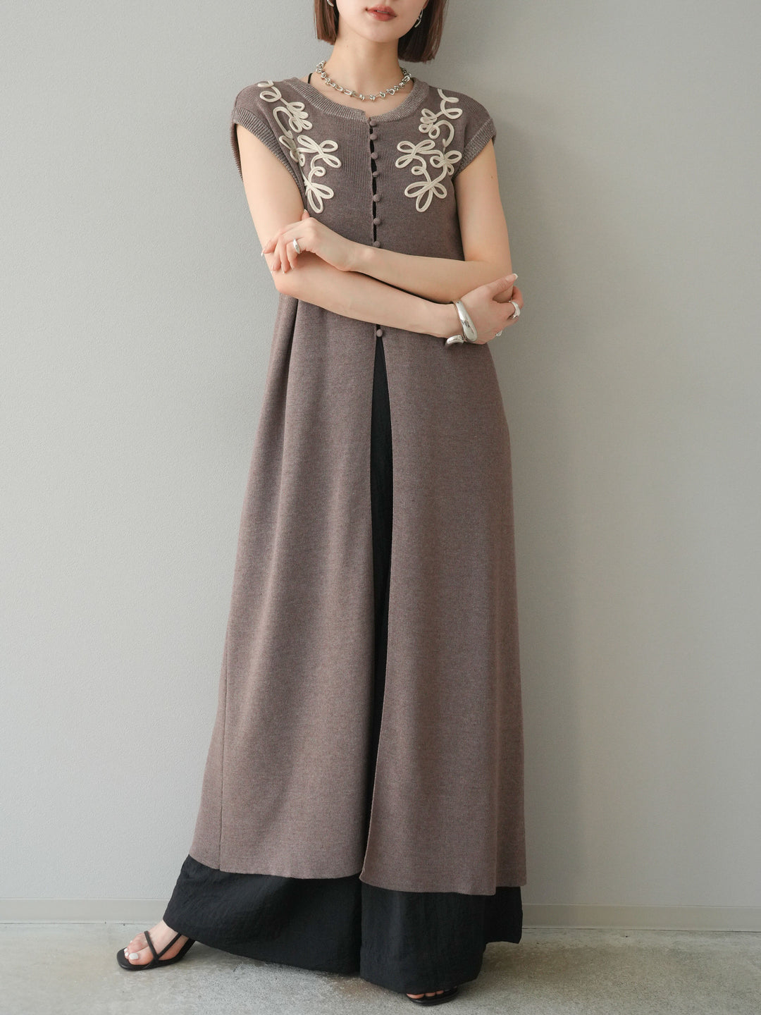 【預購】前開衩繩繡花針織洋裝/摩卡色