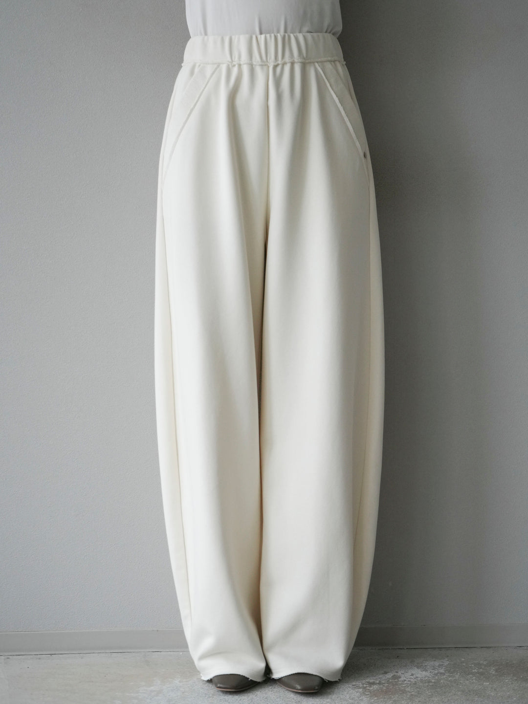 [予約]アウトシームカットオフスエットパンツ/white