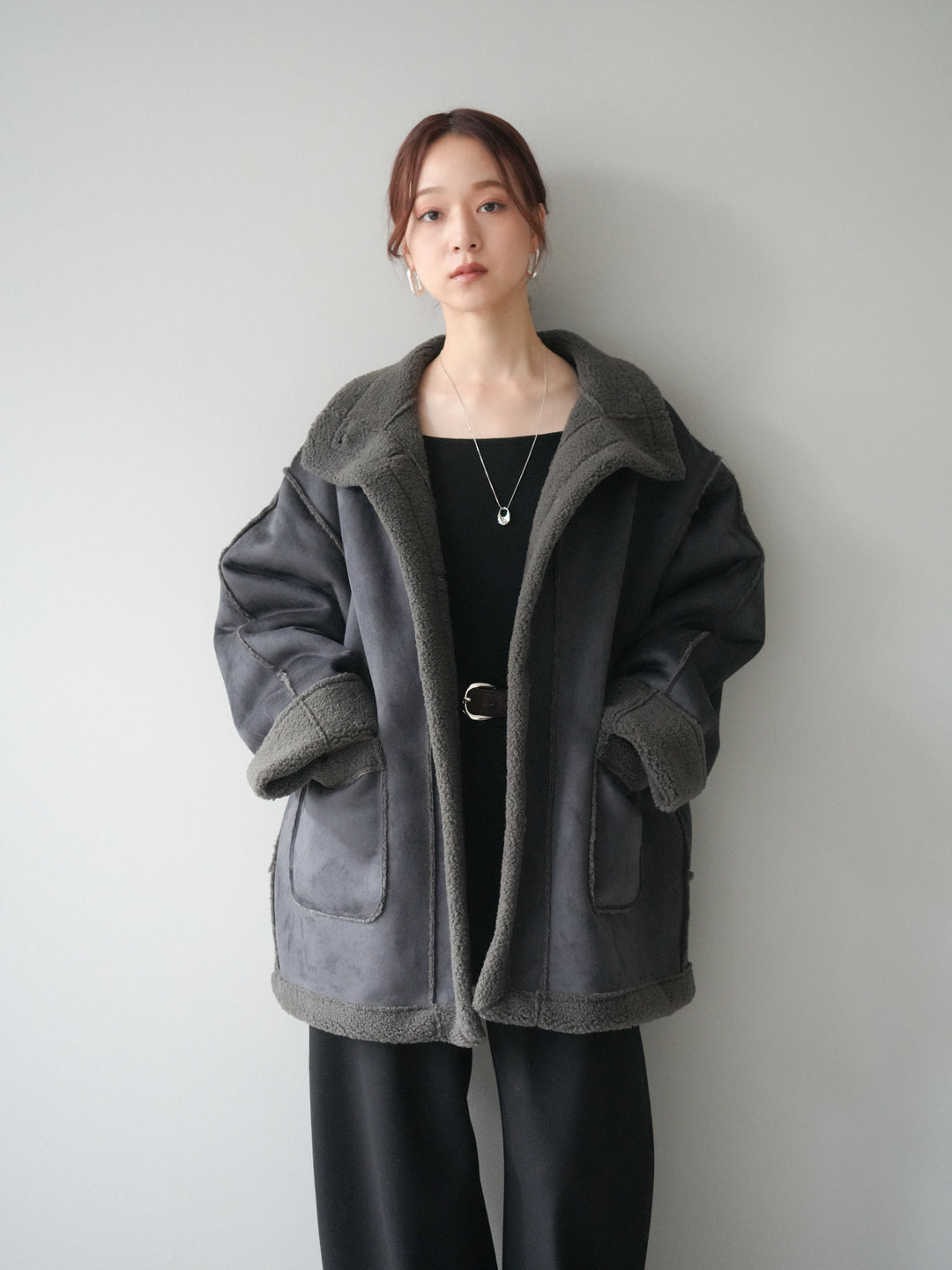 [SET]スタンドネックフェイクムートンミディアムコート+カップ付きバッククロスキャミソール(2set)